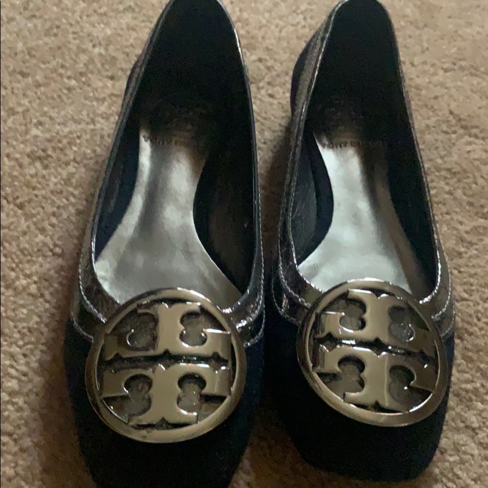 TORY BURCH 5.5 M SILVER LOGO BUCKLE FLATS SHOES - Picture 6 of 16